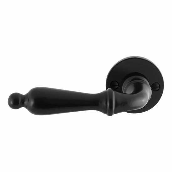 GPF6215.00L/R SMEEDIJZER ZWART MUKI DEURKRUK OP RONDE ROZET, 53X5MM
