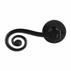 GPF6200600200-00 SMEEDIJZER ZWART, KERA DEURKRUK OP RONDE ROZET SMEEDIJZER ZWART 53X5 MM, LINKSWIJZEND