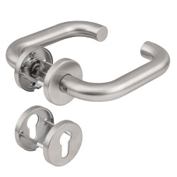 KRUK-KRUK GARNITUUR OP ROZET (HOUTEN DEUREN), RVS, U-KRUK, MET CILINDERROZETTEN KRUK-KRUK GARNITUUR OP ROZET (HOUTEN DEUREN), RVS, U-KRUK, MET CILINDERROZETTEN