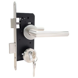 SET VOOR TUINDEUREN IN RVS UITVOERING - RVS DEURROZETTEN EN RECHTE DEURKRUK - GROOTTE SLOTKAST: 72X165MM - DOORNMAAT: 45MM - PC MAAT: 72MM - DUBBELE NACHTSCHOOT - CILINDER 40X40MM MET 3 SLEUTELS - LINKS + RECHTS TOEPASBAAR