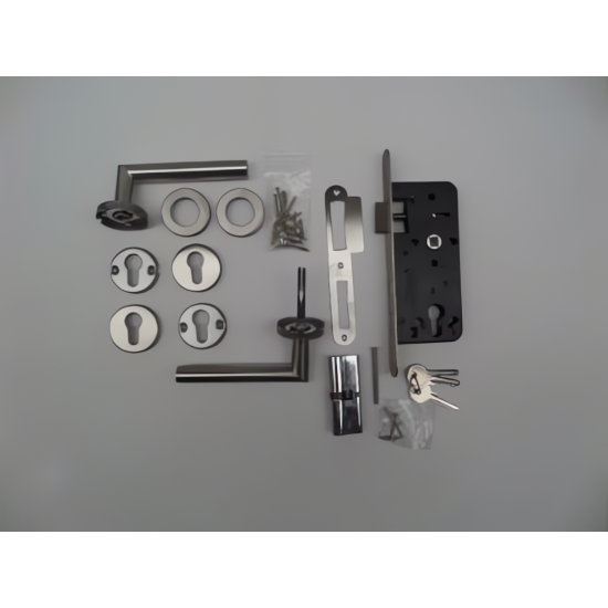 SET VOOR TUINDEUREN IN RVS UITVOERING - RVS DEURROZETTEN EN RECHTE DEURKRUK - GROOTTE SLOTKAST: 72X165MM - DOORNMAAT: 45MM - PC MAAT: 72MM - DUBBELE NACHTSCHOOT - CILINDER 40X40MM MET 3 SLEUTELS - LINKS + RECHTS TOEPASBAAR