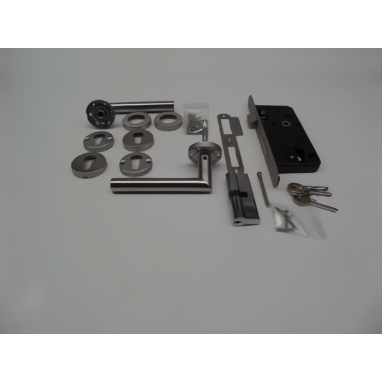 SET VOOR TUINDEUREN IN RVS UITVOERING - RVS DEURROZETTEN EN RECHTE DEURKRUK - GROOTTE SLOTKAST: 72X165MM - DOORNMAAT: 45MM - PC MAAT: 72MM - DUBBELE NACHTSCHOOT - CILINDER 40X40MM MET 3 SLEUTELS - LINKS + RECHTS TOEPASBAAR