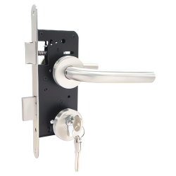 SET VOOR TUINDEUREN IN RVS UITVOERING - RVS DEURROZETTEN EN LICHT GEBOGEN DEURKRUK - GROOTTE SLOTKAST: 72X165MM - DOORNMAAT: 45MM - PC MAAT: 72MM - DUBBELE NACHTSCHOOT - CILINDER 40X40MM MET 3 SLEUTELS - LINKS + RECHTS TOEPASBAAR