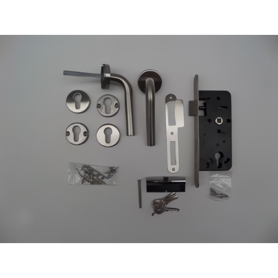 SET VOOR TUINDEUREN IN RVS UITVOERING - RVS DEURROZETTEN EN LICHT GEBOGEN DEURKRUK - GROOTTE SLOTKAST: 72X165MM - DOORNMAAT: 45MM - PC MAAT: 72MM - DUBBELE NACHTSCHOOT - CILINDER 40X40MM MET 3 SLEUTELS - LINKS + RECHTS TOEPASBAAR