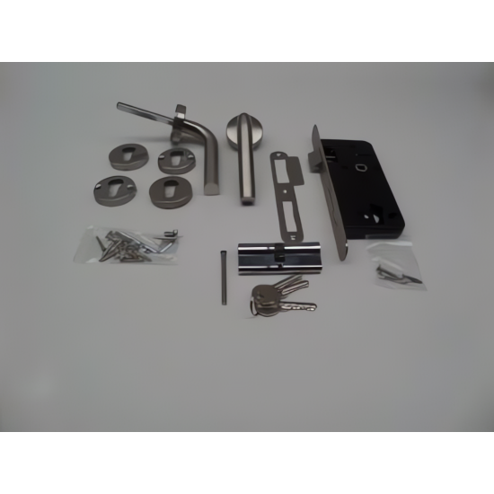 SET VOOR TUINDEUREN IN RVS UITVOERING - RVS DEURROZETTEN EN LICHT GEBOGEN DEURKRUK - GROOTTE SLOTKAST: 72X165MM - DOORNMAAT: 45MM - PC MAAT: 72MM - DUBBELE NACHTSCHOOT - CILINDER 40X40MM MET 3 SLEUTELS - LINKS + RECHTS TOEPASBAAR