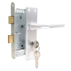 SET VOOR TUINDEUREN IN ALUMINIUM UITVOERING - ALUMINIUM DEURSCHILD EN GEBOGEN DEURKRUK - GROOTTE SLOTKAST: 80X120MM - DOORNMAAT: 50MM - PC MAAT: 55MM - ENKELE NACHTSCHOOT - CILINDER 35X35MM MET 3 SLEUTELS - LINKS + RECHTS TOEPASBAAR