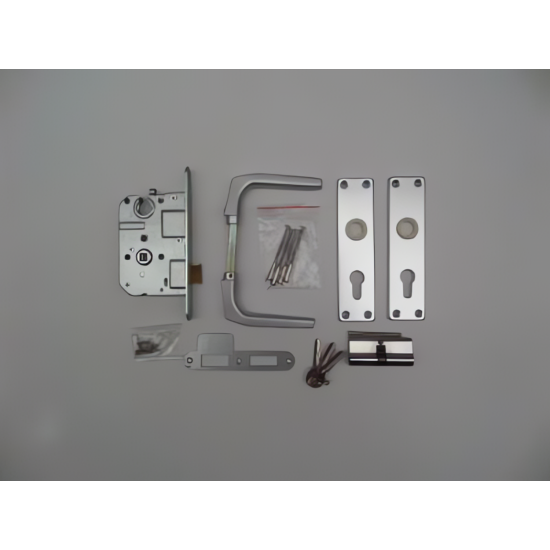 SET VOOR TUINDEUREN IN ALUMINIUM UITVOERING - ALUMINIUM DEURSCHILD EN GEBOGEN DEURKRUK - GROOTTE SLOTKAST: 80X120MM - DOORNMAAT: 50MM - PC MAAT: 55MM - ENKELE NACHTSCHOOT - CILINDER 35X35MM MET 3 SLEUTELS - LINKS + RECHTS TOEPASBAAR