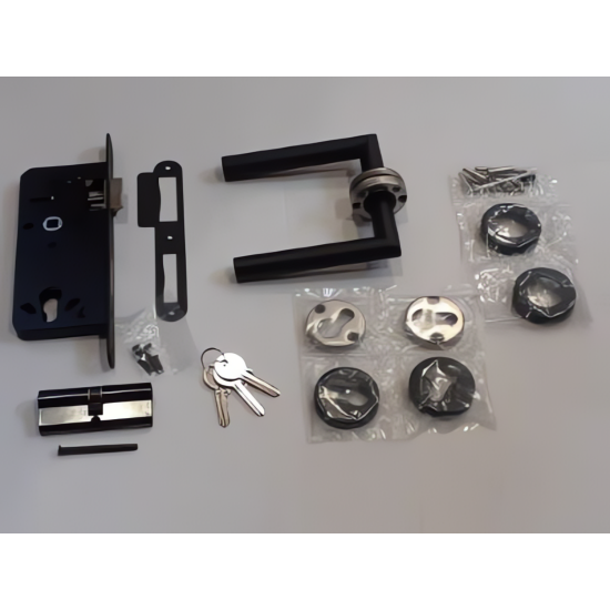 SET VOOR TUINDEUREN IN RVS + ZWARTE STRUCTUURCOATING - RVS DEURROZETTEN EN RECHTE DEURKRUK IN ZWARTE STRUCTUURCOATING - GROOTTE SLOTKAST: 72X165MM - DOORNMAAT: 45MM - PC MAAT: 72MM - DUBBELE NACHTSCHOOT - CILINDER 40X40MM MET 3 SLEUTELS