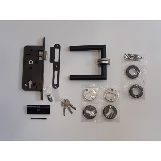 SET VOOR TUINDEUREN IN RVS + ZWARTE STRUCTUURCOATING - RVS DEURROZETTEN EN RECHTE DEURKRUK IN ZWARTE STRUCTUURCOATING - GROOTTE SLOTKAST: 74X170MM - DOORNMAAT: 45MM - PC MAAT: 85MM - DUBBELE NACHTSCHOOT - CILINDER 40X40MM MET 3 SLEUTELS