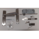 SET VOOR TUINDEUREN IN RVS UITVOERING - RVS DEURSCHILD EN RECHTE DEURKRUK - GROOTTE SLOTKAST: 74X170MM - DOORNMAAT: 45MM - PC MAAT: 85MM - DUBBELE NACHTSCHOOT - CILINDER 35X35MM MET 3 SLEUTELS - LINKS + RECHTS TOEPASBAAR