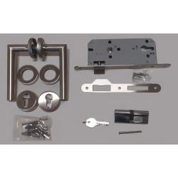 SET VOOR TUINDEUREN IN RVS UITVOERING - RVS DEURROZETTEN EN RECHTE DEURKRUK - GROOTTE SLOTKAST: 74X170MM - DOORNMAAT: 45MM - PC MAAT: 85MM - DUBBELE NACHTSCHOOT - CILINDER 40X40MM MET 3 SLEUTELS - LINKS + RECHTS TOEPASBAAR