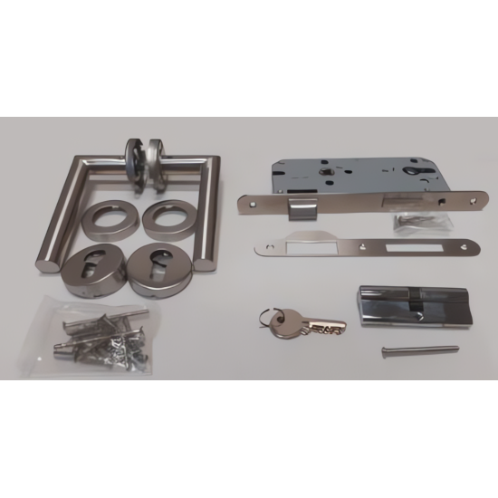 SET VOOR TUINDEUREN IN RVS UITVOERING - RVS DEURROZETTEN EN RECHTE DEURKRUK - GROOTTE SLOTKAST: 74X170MM - DOORNMAAT: 45MM - PC MAAT: 85MM - DUBBELE NACHTSCHOOT - CILINDER 40X40MM MET 3 SLEUTELS - LINKS + RECHTS TOEPASBAAR