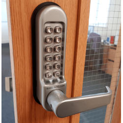 DEURKRUK MET PLATTE STANG, TOETSENBORD, ADAPTERBEVESTIGINGSSET EN PANIEKPAD-SPINDELSET DEURKRUK MET PLATTE STANG, TOETSENBORD, ADAPTERBEVESTIGINGSSET EN PANIEKPAD-SPINDELSET